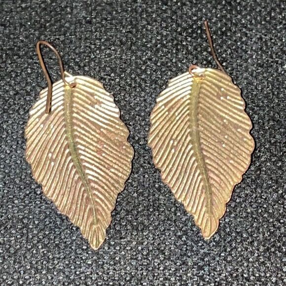 Thin metal leaf earrings - Picture 3 of 3